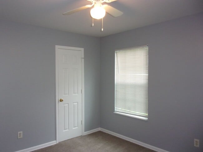 Building Photo - Freshly Updated 3 Bedroom 1 Bath Home in C...