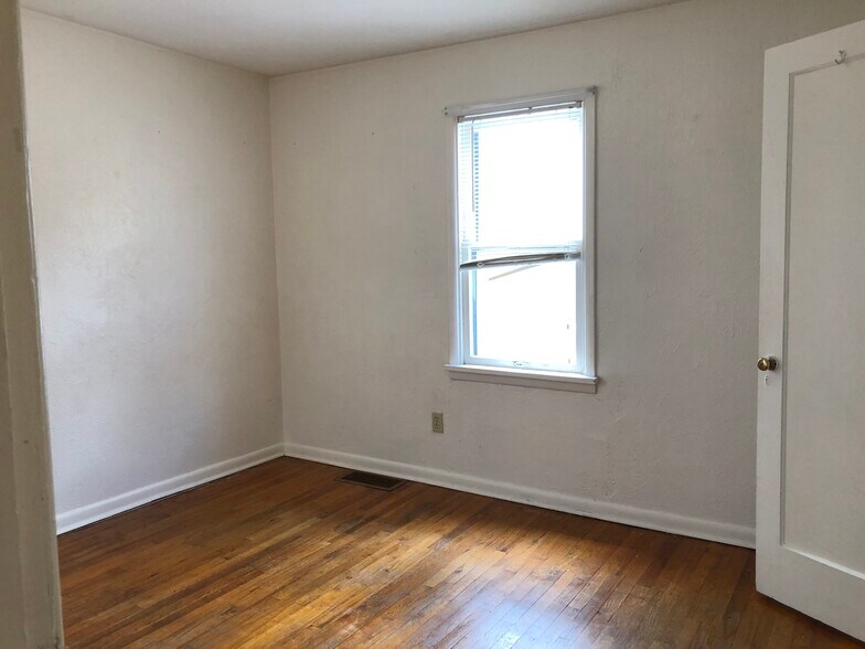 Building Photo - 706 S 25th St