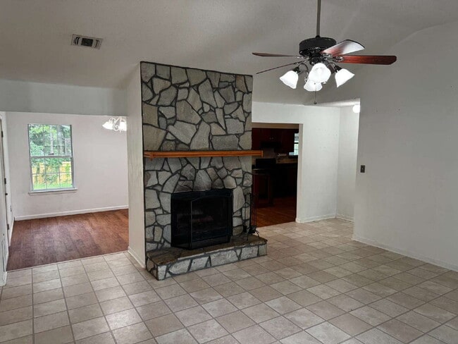 Building Photo - "Charming 3-Bedroom/2 Baths in Navarre - S...