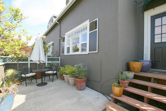 Building Photo - 502 NE 72nd St