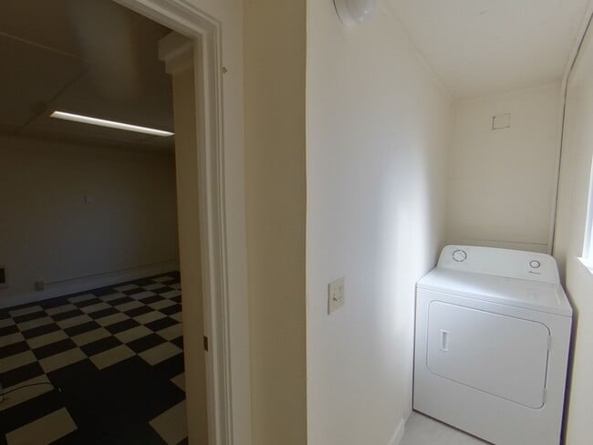 Building Photo - Cozy 2 Bedroom House on 17th & Hilyard