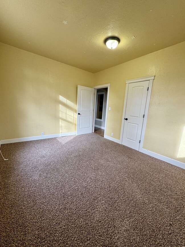 Building Photo - 560 E 6th N