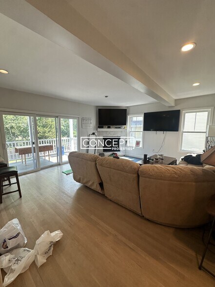Building Photo - 331 Savin Hill Ave