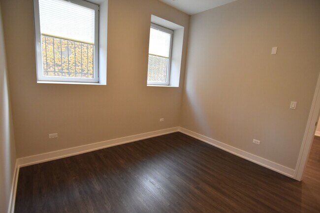 Building Photo - 1730 W Greenleaf Ave