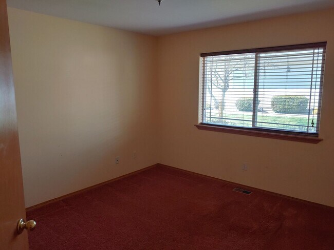 Building Photo - Quiet Neighborhood 55+Community-front landscaping included