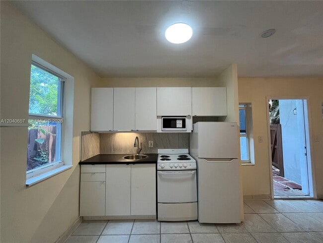 Building Photo - 820 SW 31st Ave