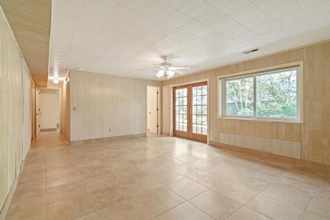 Building Photo - Spacious, well-cared for 4-bdrm/3-bath spl...