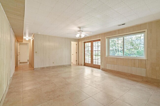 Building Photo - Spacious, well-cared for 4-bdrm/3-bath split-level—Family/laundry rooms, backyard, garage