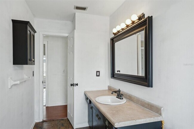 Building Photo - 503 Holt Cir