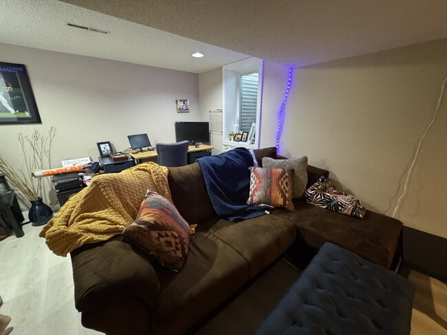 Building Photo - "Experience Elegant Living: 4-Bed Home with Granite Touches & Cozy Fireplace in Cottage Grove!"