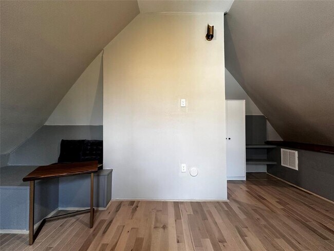 Building Photo - 914 E 39th St