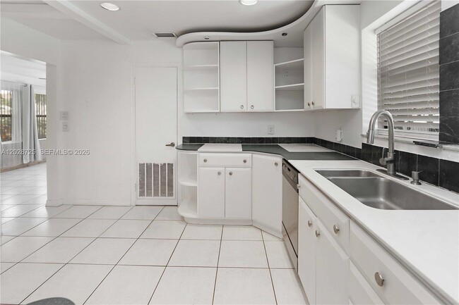 Building Photo - 706 S 19th Ave
