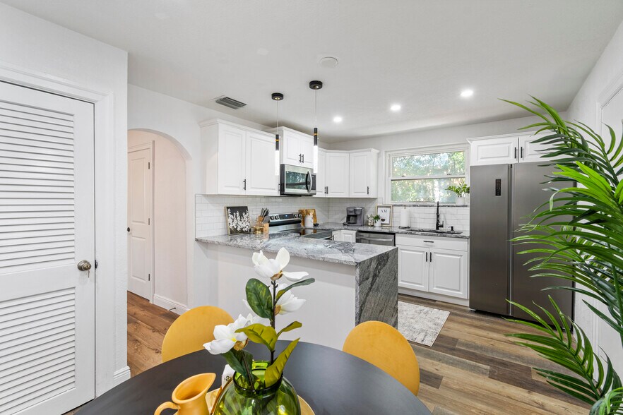 Building Photo - 2402 W Cypress St