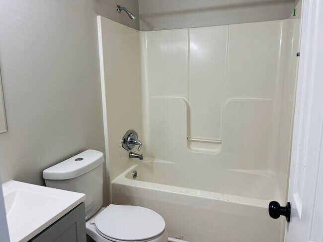 Building Photo - Wow! Check out this charming 3-bedroom, 1....