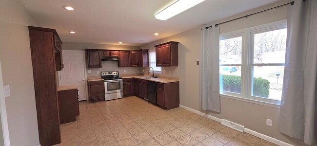 Building Photo - 3 Bedrooms 2 Baths! South Springfield!  $1250  BBBBBBeautiful!!!