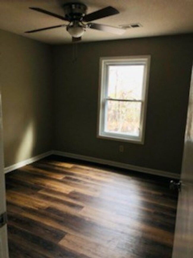 Building Photo - 3 Bedroom 1.5 Bathroom with Garage