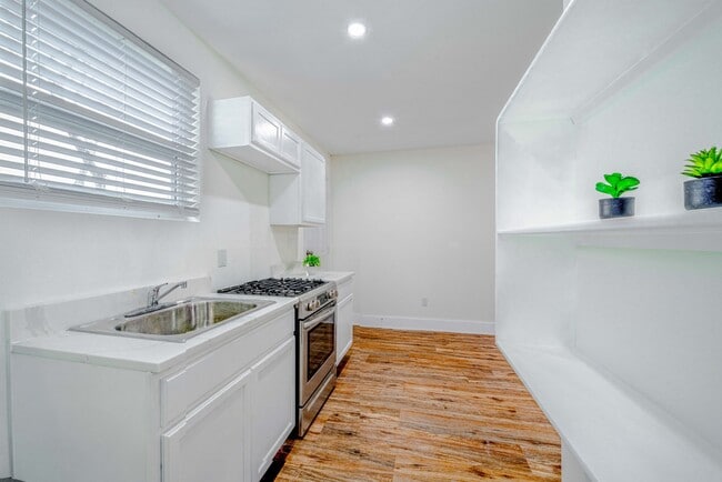 Building Photo - 7815 Encinita Dr