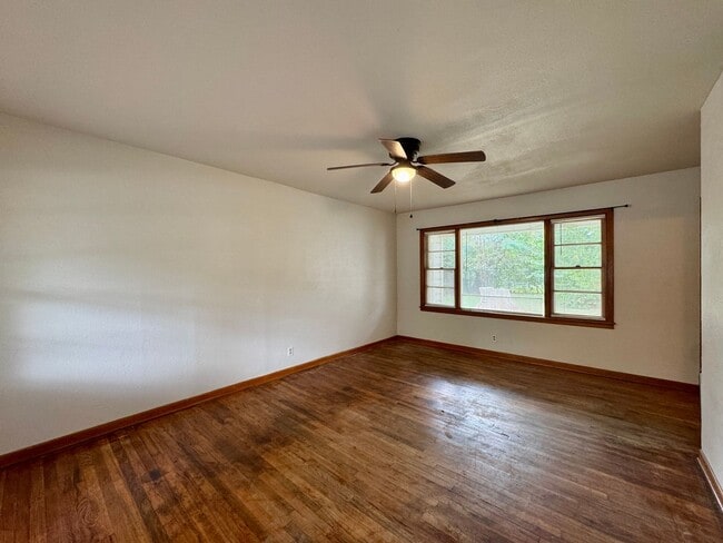 Building Photo - Single-Family Home For Lease