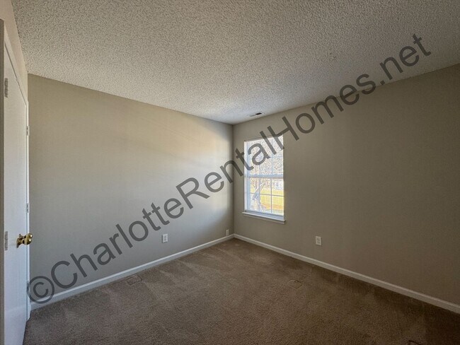 Building Photo - Nice single family home with 3 bedrooms and 2.5 bathrooms