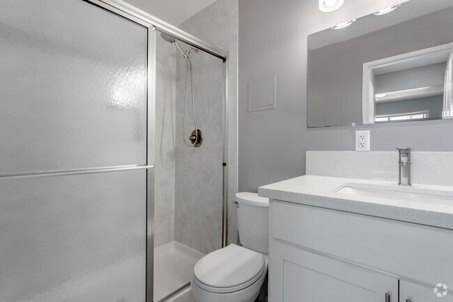 1BR, 1BA - 750SF - Bathroom - Lincoln Apartments