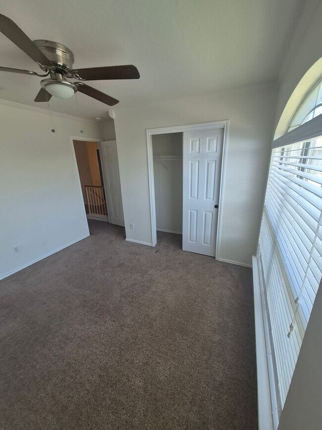 Building Photo - Spacious 3 bd home in a wonderful community.