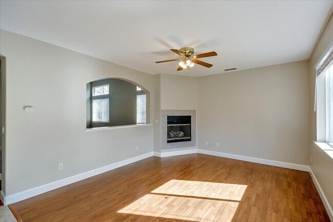 Building Photo - OPEN & SPACIOUS, 4 BEDROOM, 3 BATH 2 STORY...