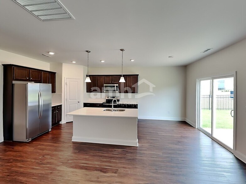 Building Photo - 5220 Valor Dr