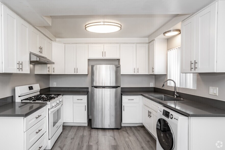 3BR, 2BA - 1,372SF - Kitchen - 12236 Manor Dr.