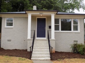 Building Photo - Charming Two Bedroom Duplex in Commonwealth Park!