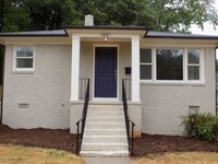 Building Photo - Charming Two Bedroom Duplex in Commonwealth Park!