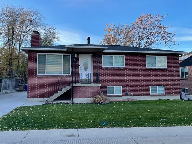 Front - 237 W Ardmore Pl