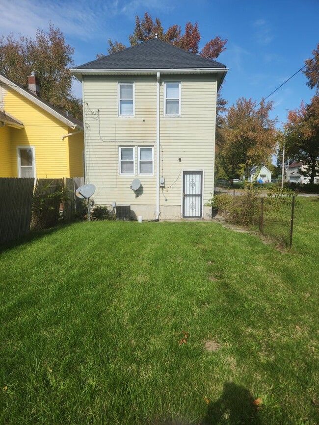 Building Photo - 3 BR House near Downtown