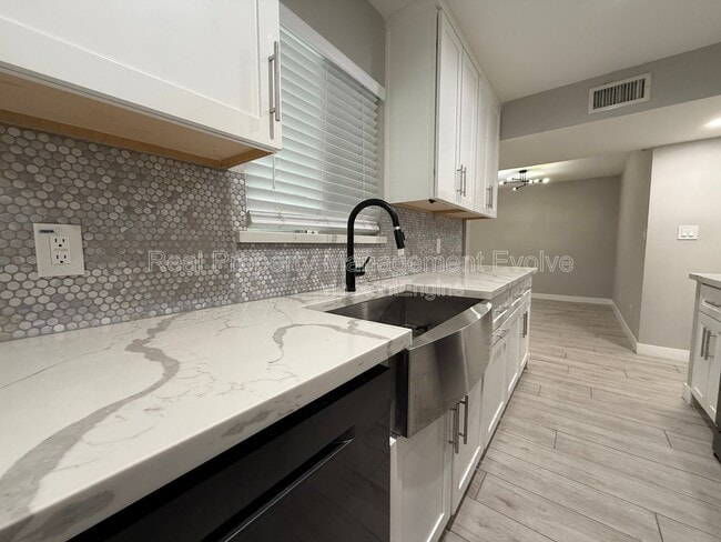 Building Photo - 606 E Royal Palm Square N