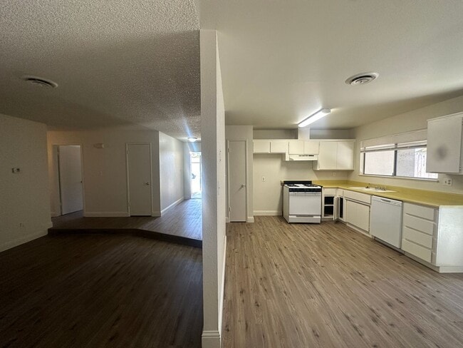 Building Photo - 1701 Ortega Dr