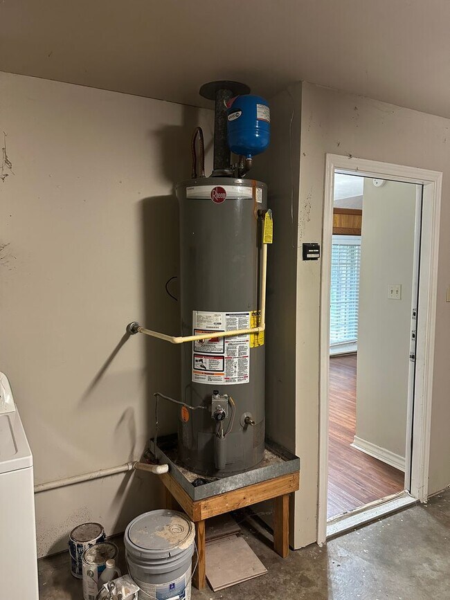 Building Photo - College Station - 3 Bedroom - 2 Bath - 2 vehicle car - Fenced in back yard - House.