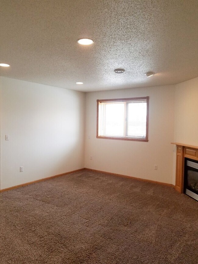 Building Photo - Comfortable 3-Bedroom with Garage & Fenced Yard