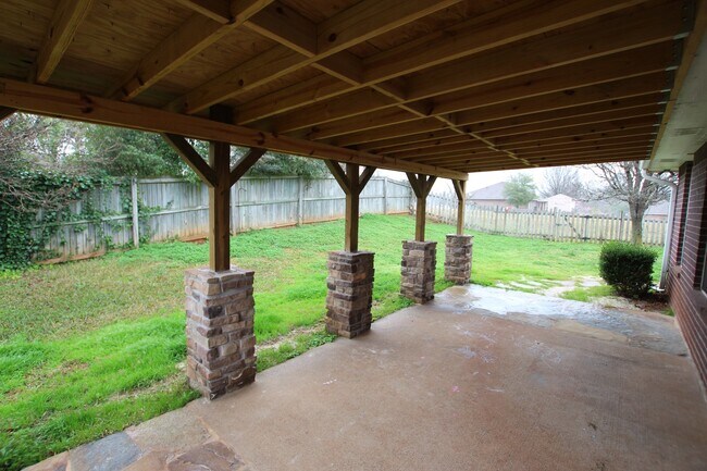 Building Photo - 447 Redbud Cir