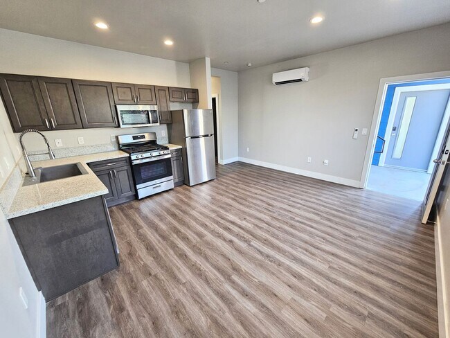 Building Photo - **Nearly New 1-Bedroom Midtown Apartment f...