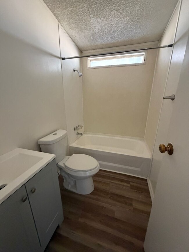 Building Photo - cute and cozy