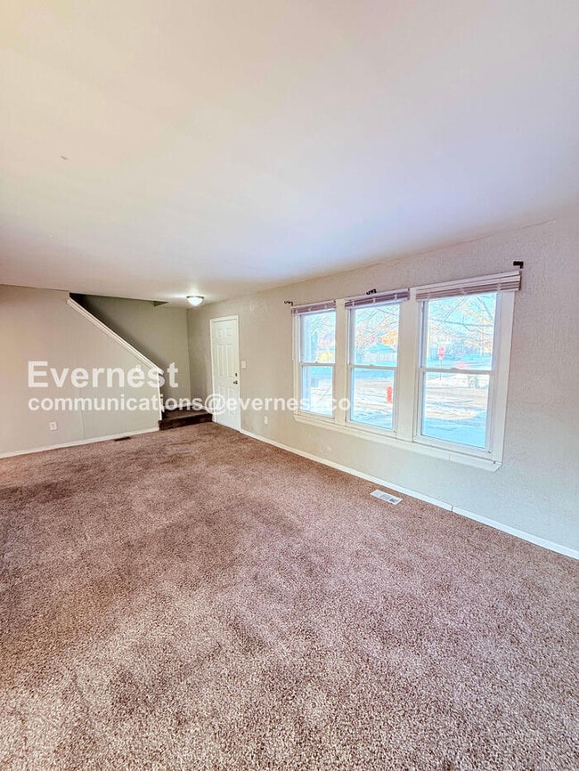 Building Photo - 4 Bed/1 Bath Home with Off-Street Parking / Pet-Friendly / Vouchers Accepted / Available Now!