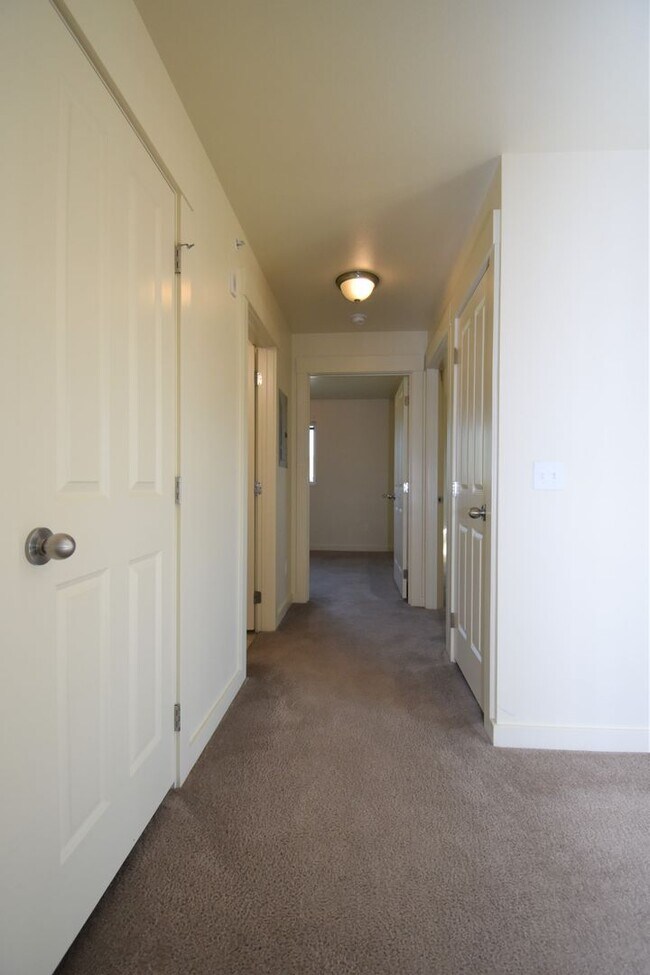 Building Photo - Beautiful 2BR/1Bath Unit.  Centrally Located.  Washer/Dryer in unit!