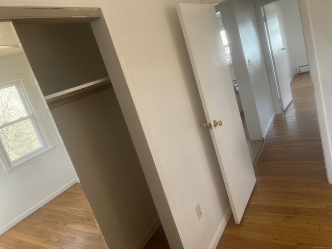 Building Photo - 102 Oak Ridge Dr