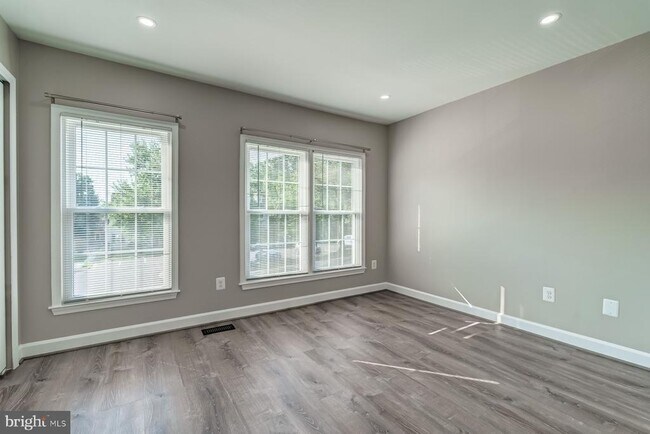 Building Photo - 7490 Laurel Oak Ct