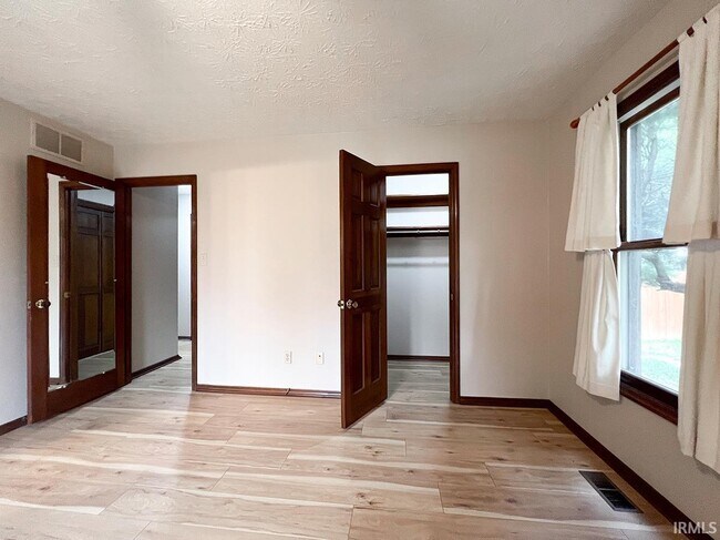 Building Photo - 1633 Greenfield Ct