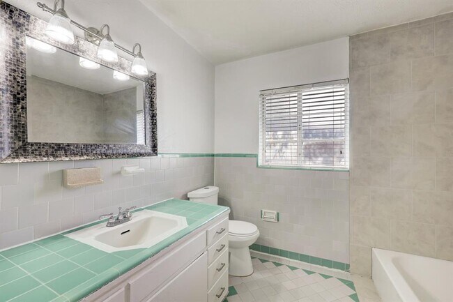 Building Photo - 5511 Beekman Rd