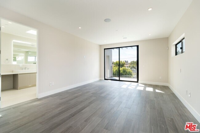 Building Photo - 159 S Bowling Green Way