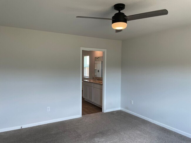 Building Photo - 3 Bedroom 2 Bath Home in Eagle Creek, Bolivia, NC
