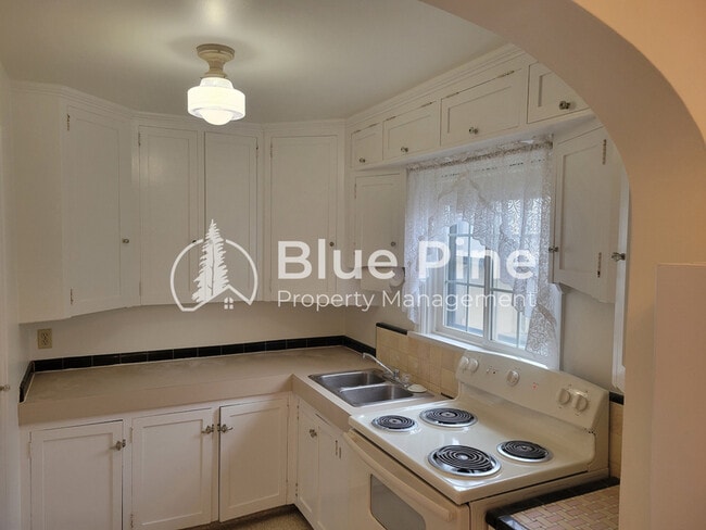 Building Photo - 302 12th St