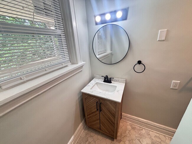 Building Photo - 4 Bedroom, 2 Full Baths Harrisburg House for Rent