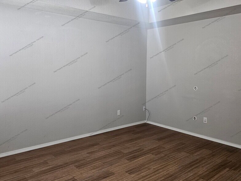 Building Photo - 2121 Ingalls Ln